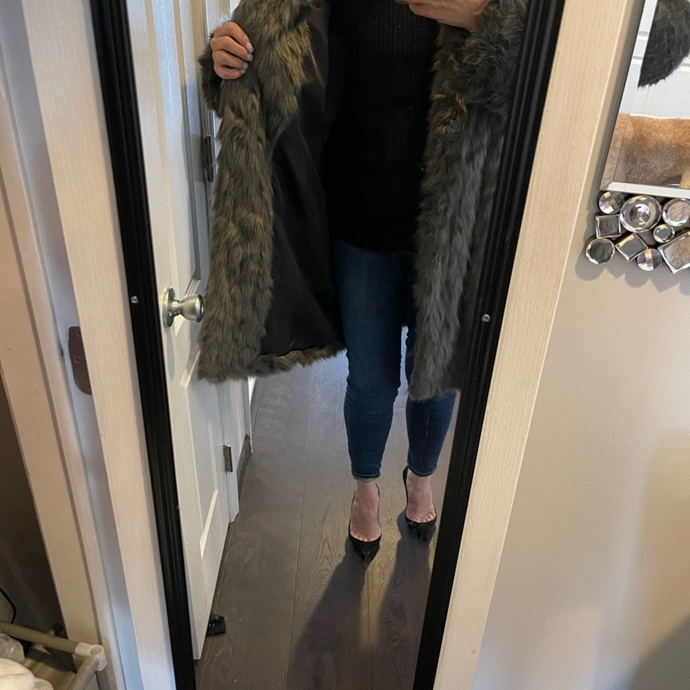 Vera wang grey faux fur coat - Picture 2 of 8